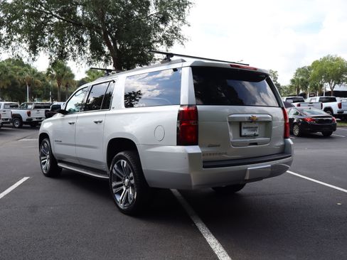 Used 2017 Chevrolet Suburban LT w/ Luxury Package RWD image 3