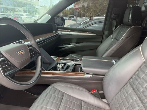 Used 2025 Cadillac Escalade Sport Platinum w/ LPO, ONYX Package AWD/4WD image 6