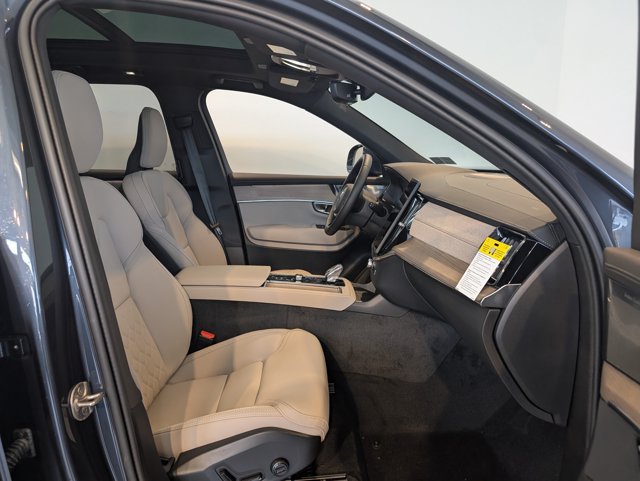 Used 2026 Volvo XC90 B6 Plus w/ Protection Package Premier AWD/4WD image 32