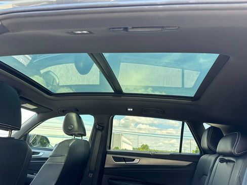 Used 2024 Volkswagen Atlas Cross Sport SE w/ Panoramic Sunroof Package FWD image 7