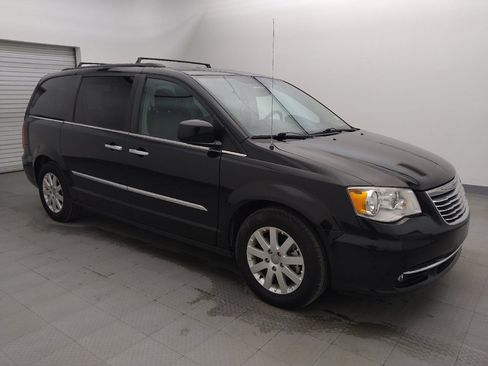 Used 2016 Chrysler Town & Country Touring w/ Driver Convenience Group image 11