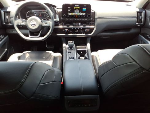 Used 2024 Nissan Pathfinder SL AWD/4WD image 10