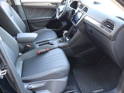 Used 2023 Volkswagen Tiguan SE w/ Panoramic Sunroof Package FWD image 17