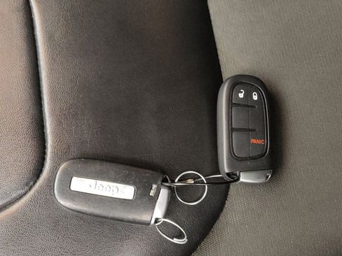 Used 2019 Jeep Cherokee Latitude Plus FWD image 32