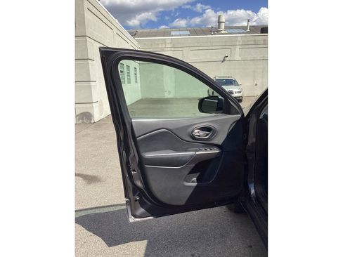 Used 2019 Jeep Cherokee Latitude Plus w/ Cold Weather Group AWD/4WD image 17