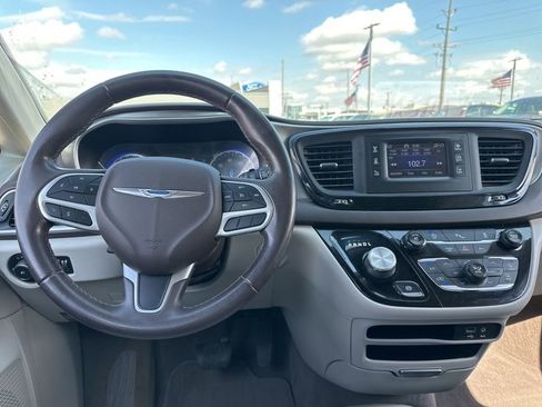 Used 2017 Chrysler Pacifica Touring-L image 8