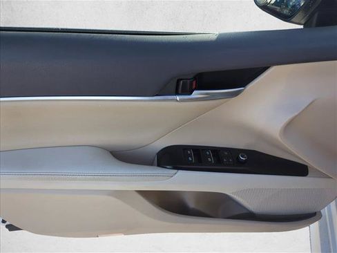 Certified 2019 Toyota Camry XLE FWD image 9