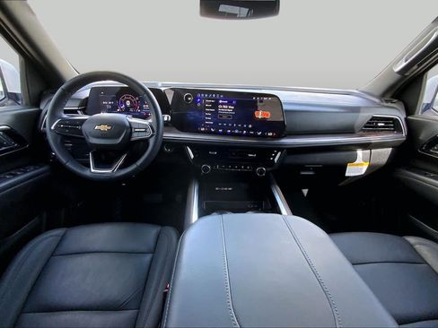 Used 2025 Chevrolet Suburban LT w/ Comfort Package RWD image 16