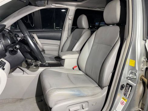 Used 2010 Toyota Highlander SE image 8