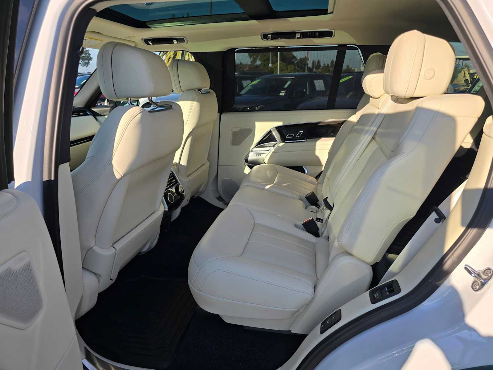 New 2025 Land Rover Range Rover Long Wheelbase SE AWD/4WD image 16
