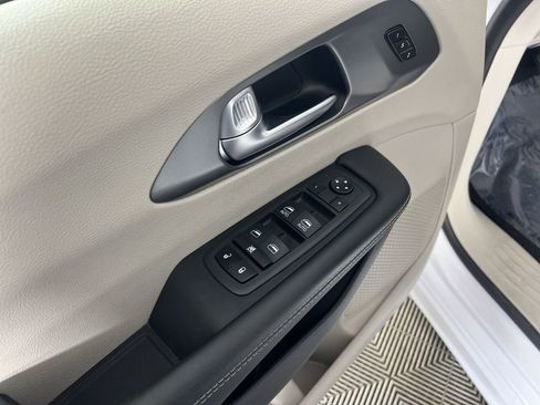Used 2024 Chrysler Pacifica Touring-L AWD/4WD image 22