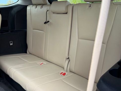 Used 2022 Toyota Highlander XLE AWD/4WD image 14