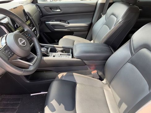 Used 2024 Nissan Pathfinder SL w/ SL Premium Package FWD image 9