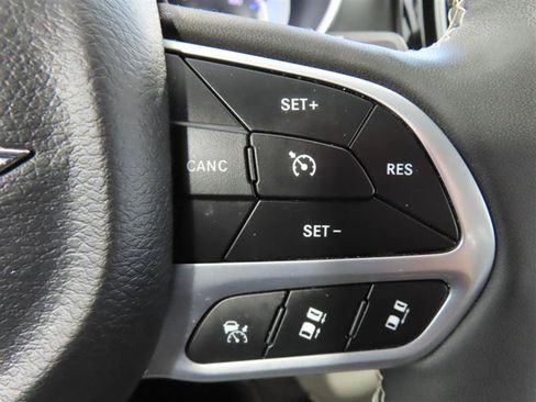 Used 2024 Chrysler Pacifica Touring-L FWD image 21