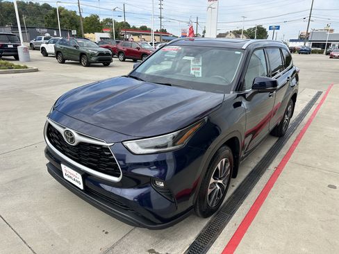 Certified 2021 Toyota Highlander XLE image 9