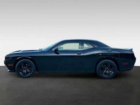 Used 2017 Dodge Challenger SXT RWD image 4
