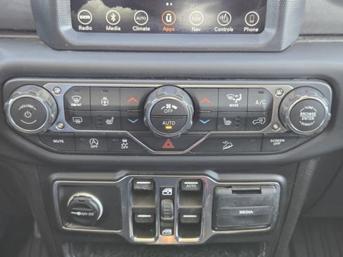 Used 2018 Jeep Wrangler Unlimited Sahara AWD/4WD image 15