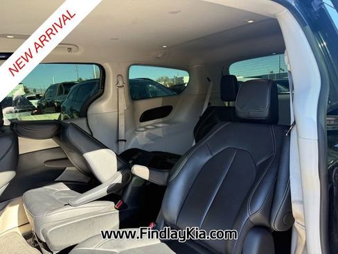 Used 2024 Chrysler Pacifica Select image 6