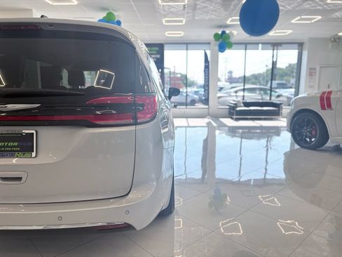 Used 2024 Chrysler Pacifica Touring-L FWD image 14
