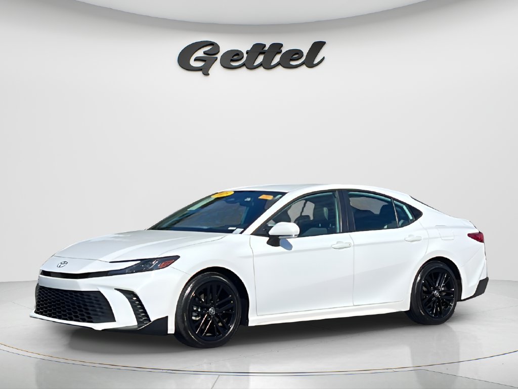 Used 2025 Toyota Camry SE FWD image 1