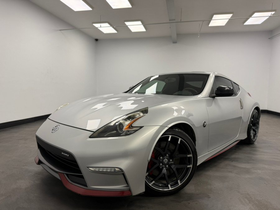 Used 2018 Nissan 370Z NISMO RWD image 2