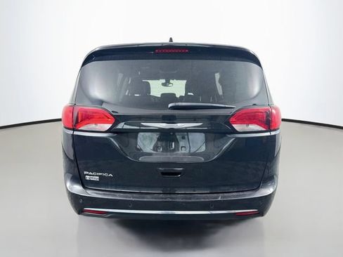 Used 2017 Chrysler Pacifica Touring-L FWD image 5