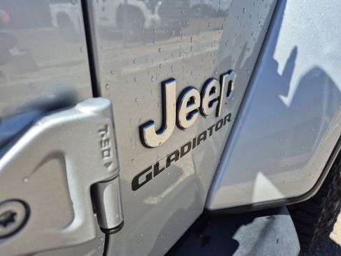 Used 2022 Jeep Gladiator Overland w/ Popular Equipment Package AWD/4WD image 22