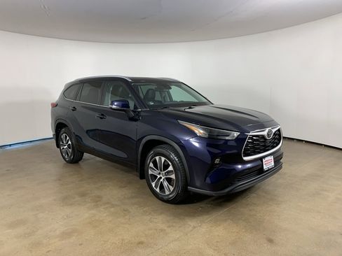 Used 2023 Toyota Highlander XLE AWD/4WD image 5