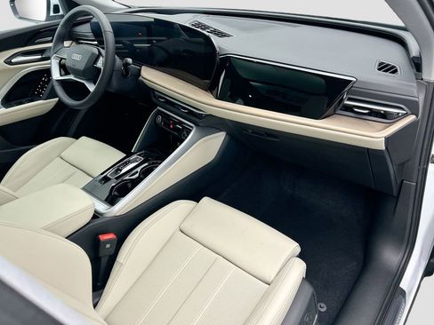 Used 2025 Audi Q5 2.0T Premium Plus w/ Premium Plus image 16