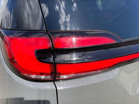 Used 2025 Chrysler Pacifica Limited image 32