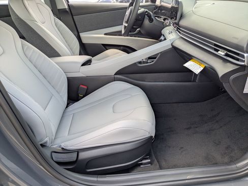 New 2025 Hyundai Elantra Limited FWD image 25