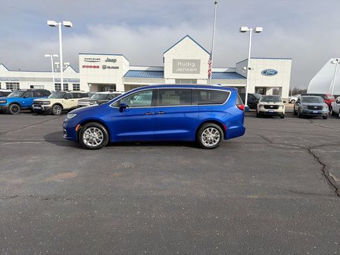 Used 2021 Chrysler Pacifica Touring-L w/ Uconnect Theater Family Group image 2