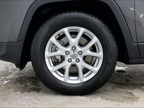 Used 2015 Jeep Cherokee Latitude w/ Cold Weather Group image 10