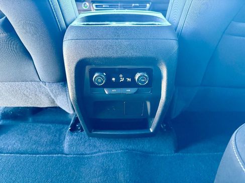 Used 2025 Chevrolet Traverse LT image 22