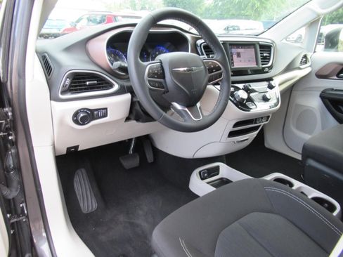 Certified 2023 Chrysler Voyager LX FWD image 17