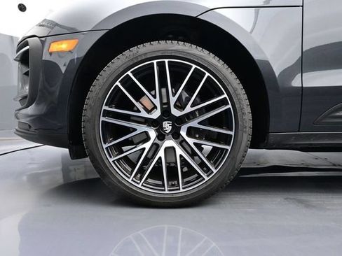 Certified 2025 Porsche Macan AWD/4WD image 6