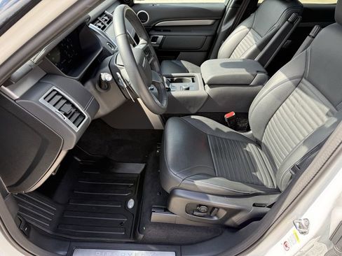 Used 2024 Land Rover Discovery Dynamic SE image 9