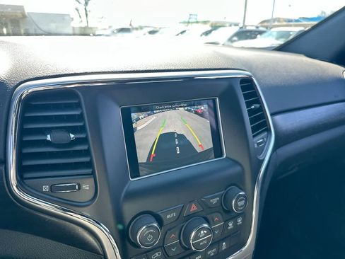 Used 2018 Jeep Grand Cherokee Laredo image 29