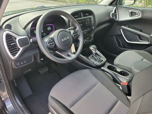 Used 2025 Kia Soul LX w/ LX Technology Package FWD image 13
