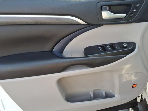 Used 2019 Toyota Highlander Limited FWD image 17