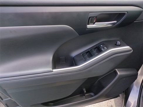 Used 2022 Toyota Highlander XLE image 18
