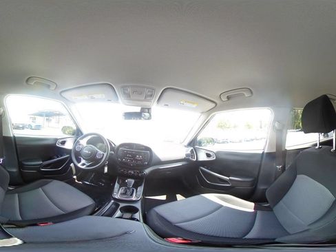Used 2025 Kia Soul LX w/ LX Technology Package FWD image 37