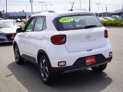 Used 2023 Hyundai Venue SEL FWD image 7
