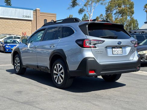 Used 2025 Subaru Outback Premium image 8