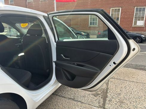 Used 2024 Hyundai Elantra SEL FWD image 12