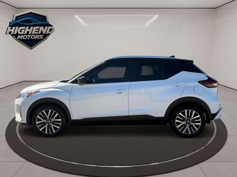 Used 2021 Nissan Kicks SV image 3