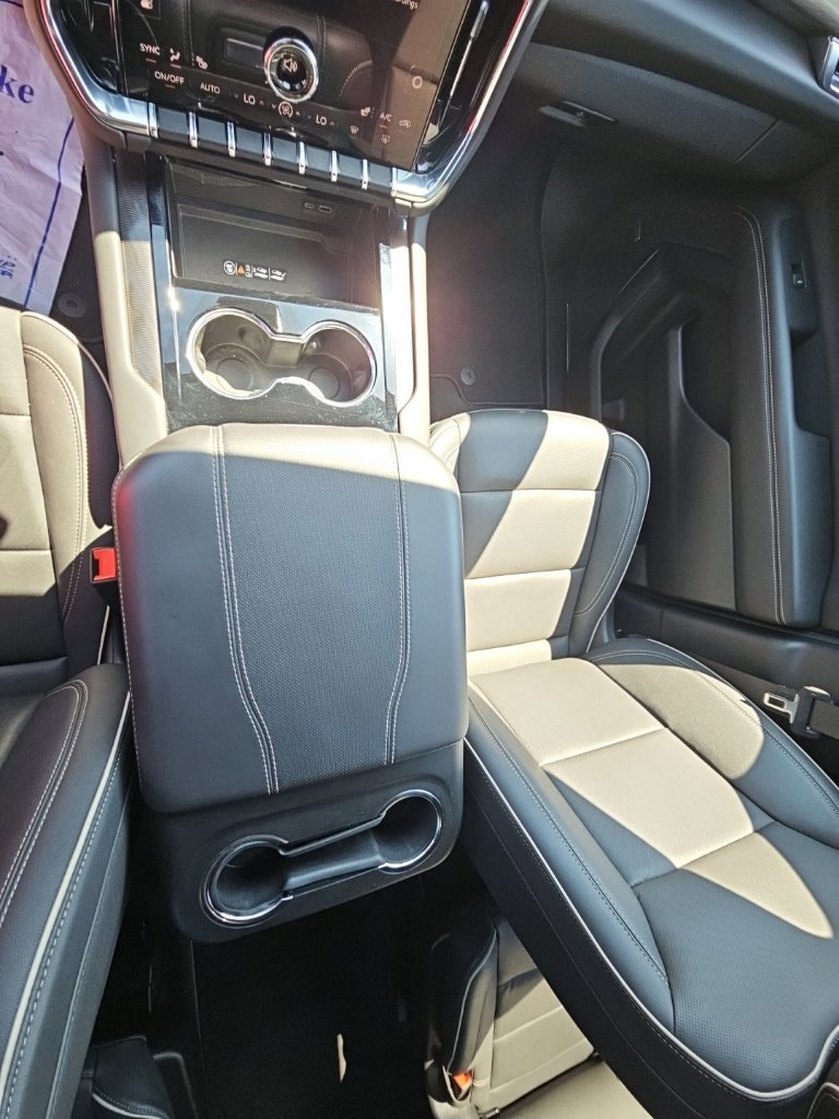 Used 2025 GMC Yukon XL Elevation AWD/4WD image 35