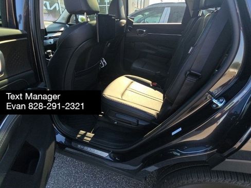 Used 2025 Kia Sorento SX FWD image 10
