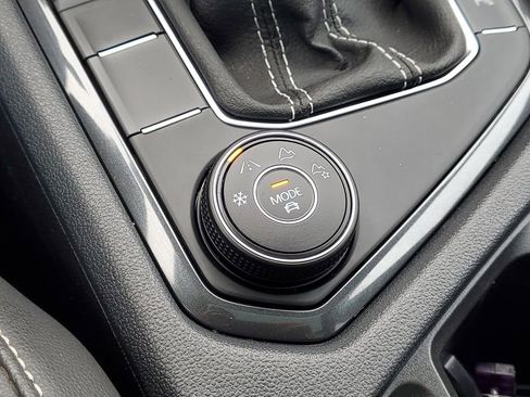 Used 2022 Volkswagen Tiguan SE R-Line image 30