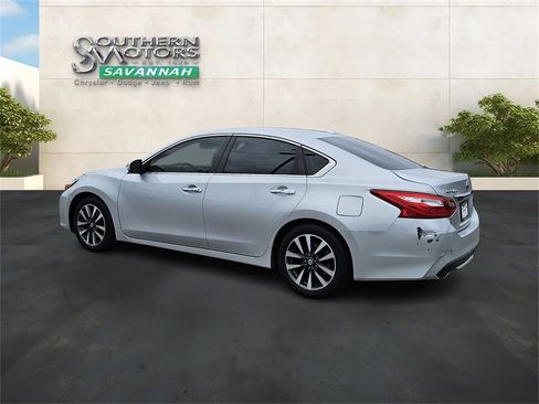 Used 2017 Nissan Altima 2.5 SL w/ Moonroof Package image 3